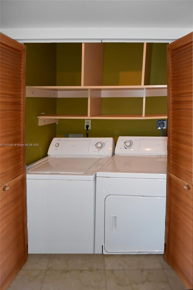 Building Photo - 540 Brickell Key Dr