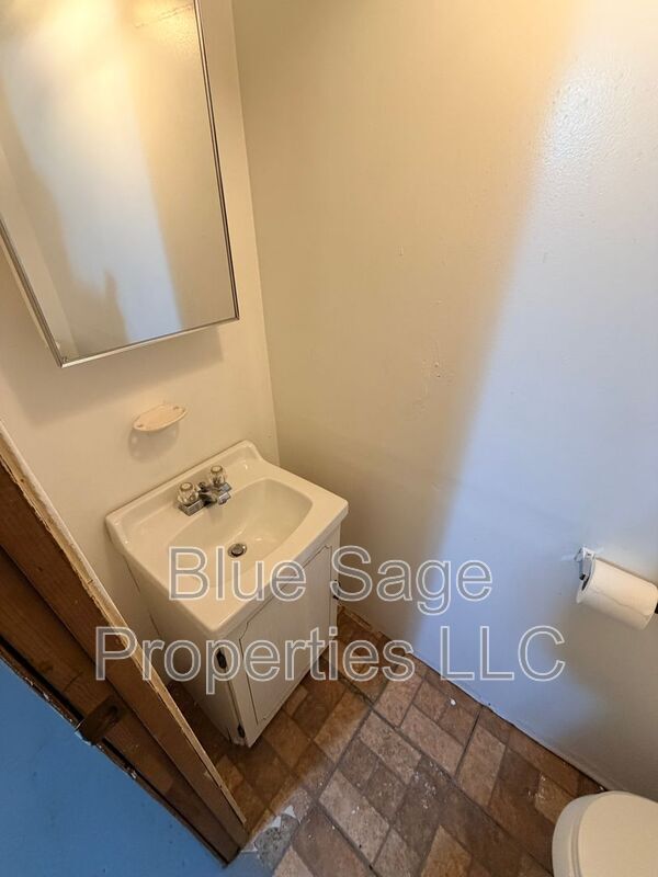 Building Photo - 15 King Ave