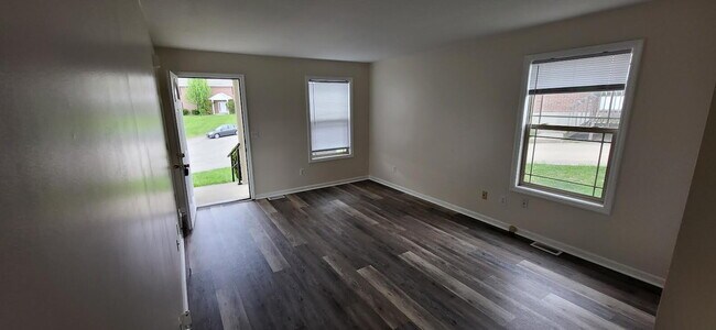Building Photo - 3 Bed 2.5 Bath Townhome