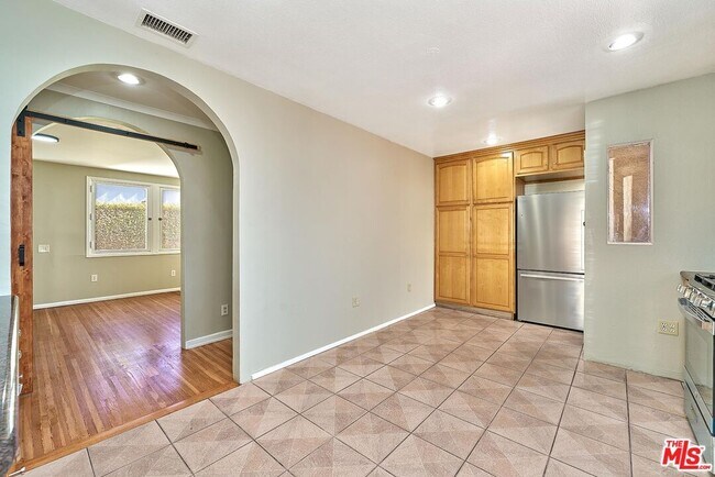 Building Photo - 429 S Orange Dr