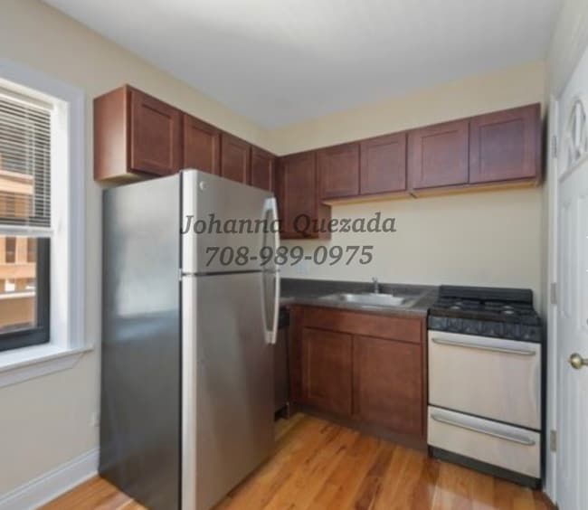 Building Photo - 815 W Cornelia Ave
