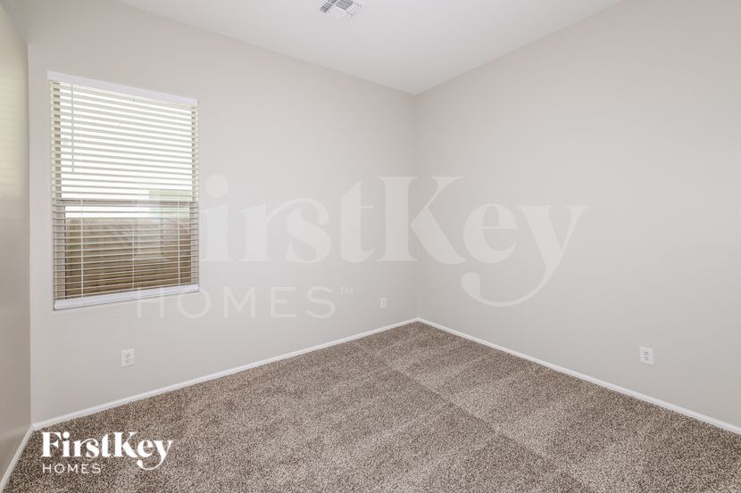 Building Photo - 1809 S 123rd Dr