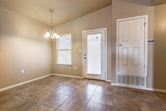 Building Photo - Charming 3 bedroom, 2 bath home in Northea...