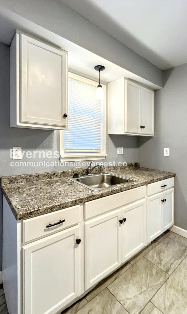 Building Photo - 1402 E 65th St