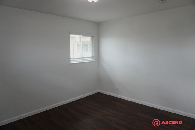 Building Photo - Home in Southeast Bakersfield!