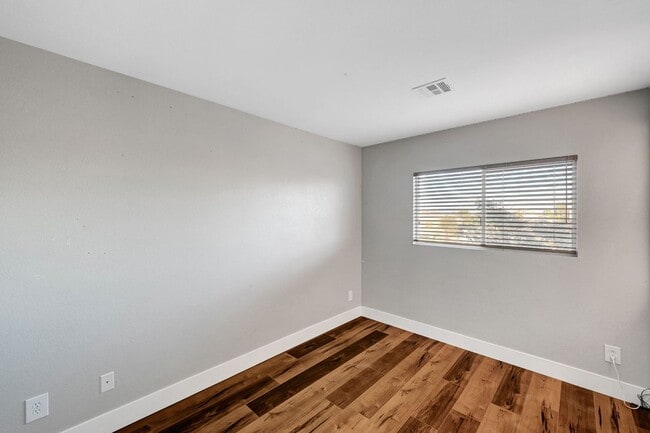 Building Photo - Remodeled Three Bedroom in Summerlin! No carpet!