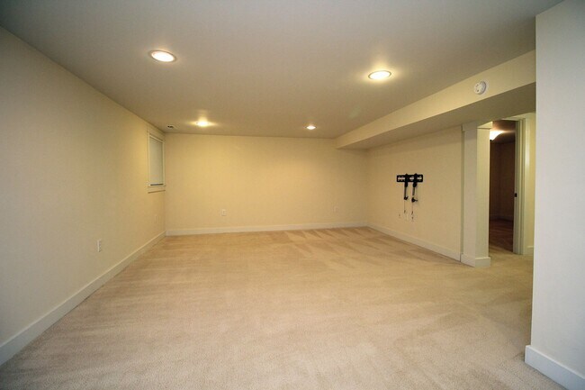 Building Photo - Beautifully Updated 5 Bedroom/3.5 Bath Irvington Craftsman Bungalow!