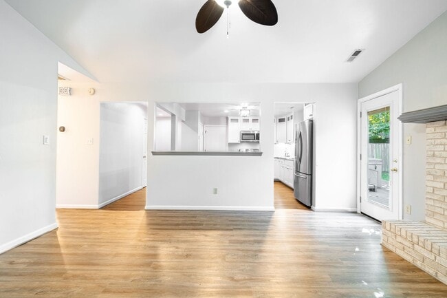 Building Photo - Beautiful 3 bedroom 2 bath house w/attached garage.