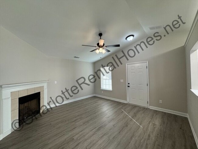 Building Photo - Newly remodeled home in Charlotte!