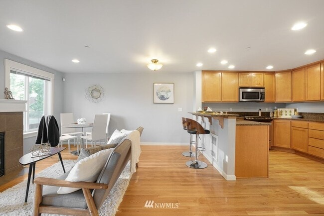 Building Photo - Large 2-Bedroom Northgate Townhome