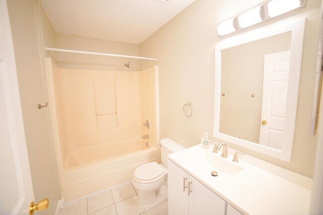 Building Photo - 1100 Greentree Ct