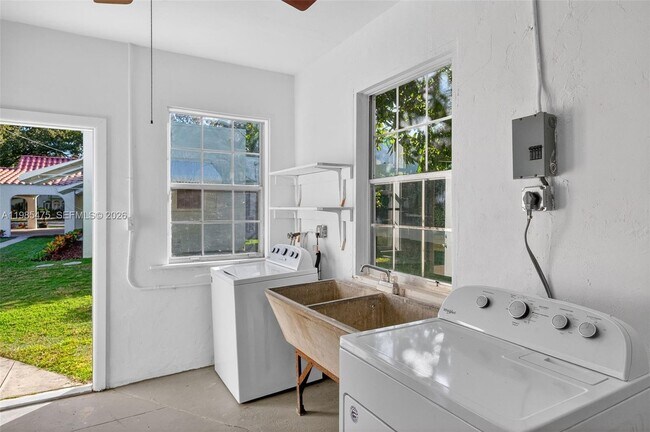 Building Photo - 1305 Alhambra Cir