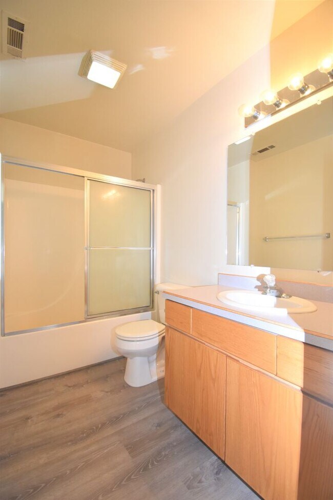 Building Photo - Beautiful 4 bedroom, 3 bathroom unit with attached garage!