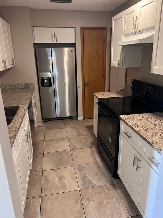 Building Photo - 2 Story Condo. Lovely 2 bed/1.5 bath condo