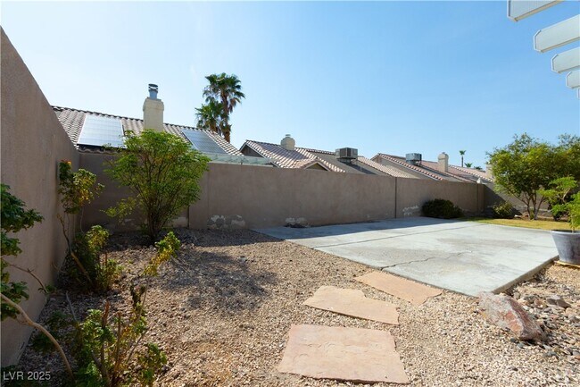 Building Photo - 4633 Califa Dr