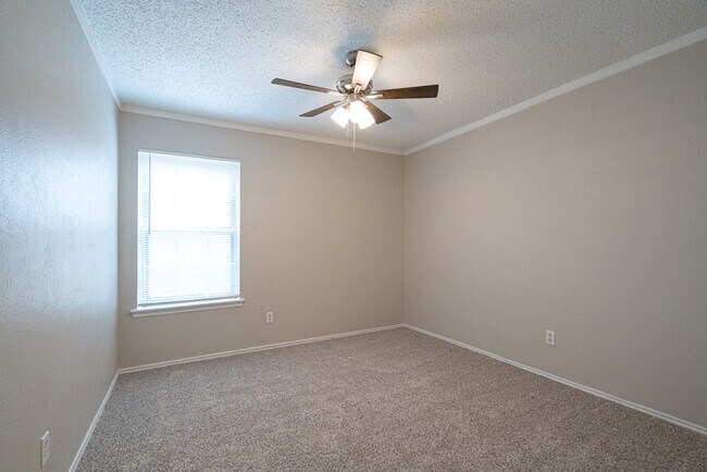 Building Photo - 1121 Via Del Rey