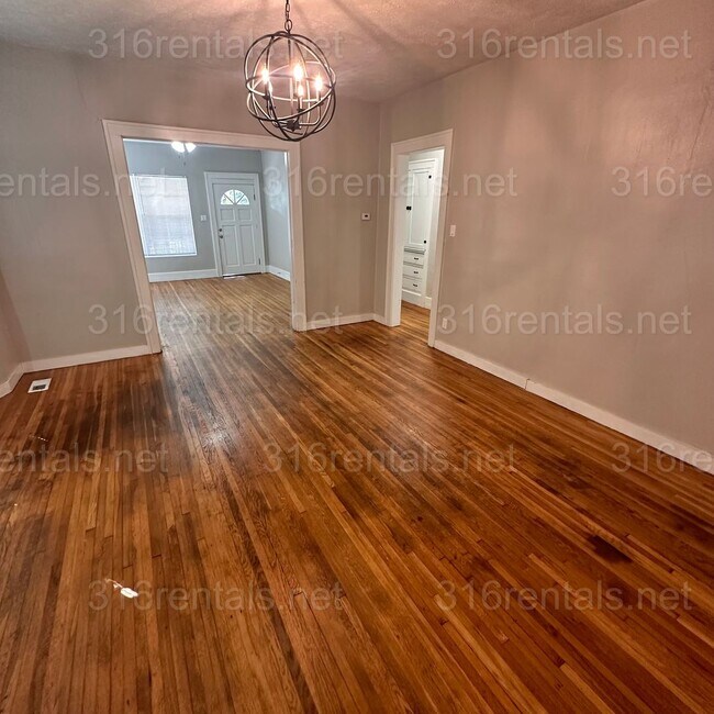 Building Photo - $1195 - 3 bedroom / 1 bathroom - Single Family Home