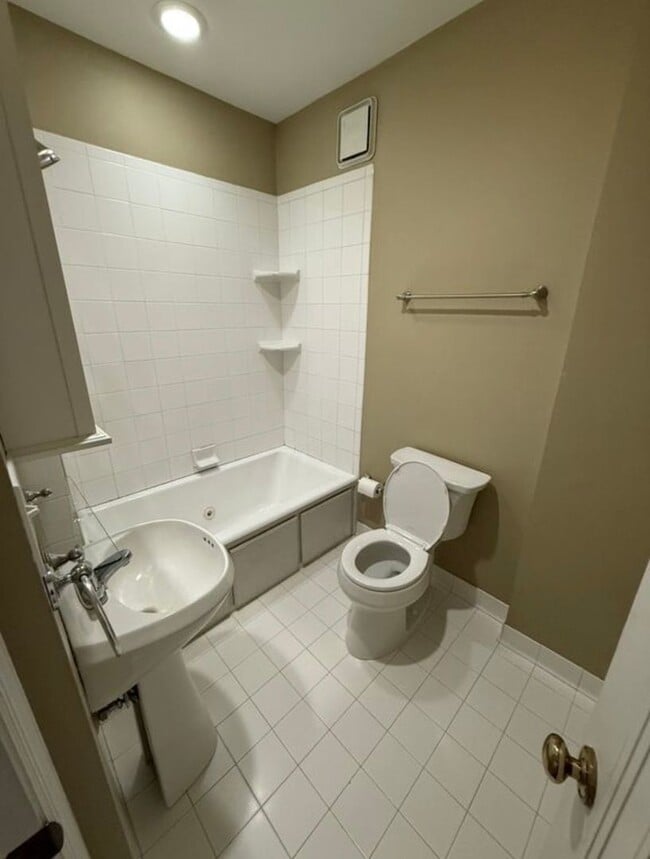 Building Photo - Gorgeous condo located in Summerville Clos...