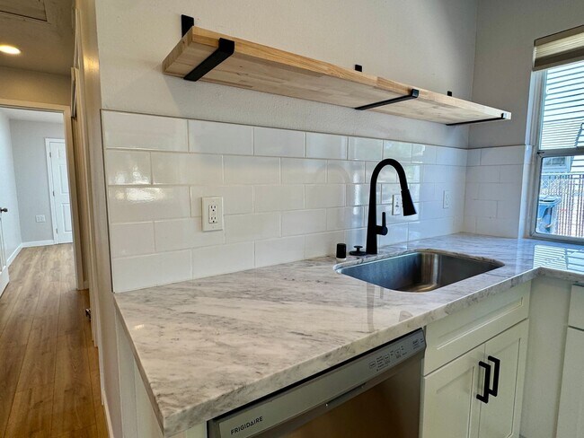 Building Photo - Adorable Newley Remodeled Home Available Now in Sacramento!