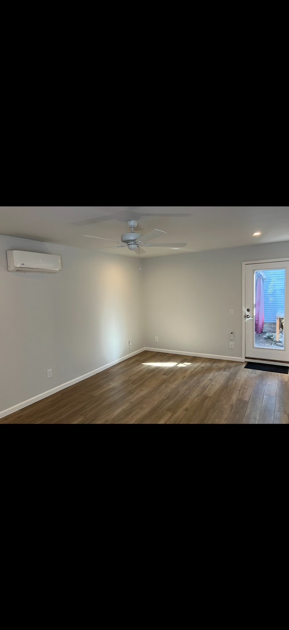 Building Photo - 12412 Oxnard St