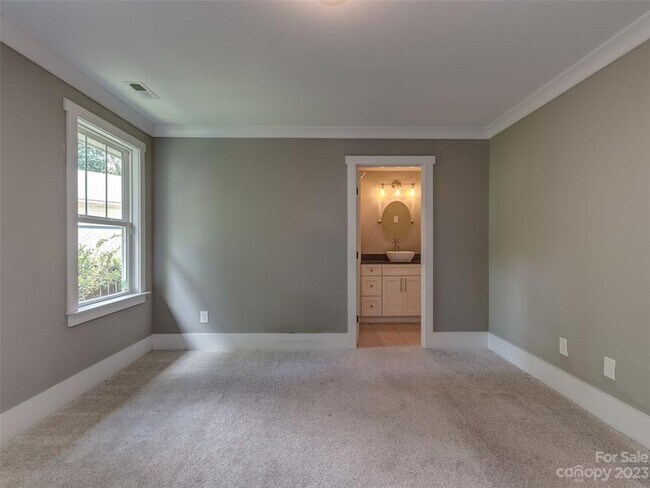 Building Photo - Amazing, Sprawling Ranch in Cotswold!