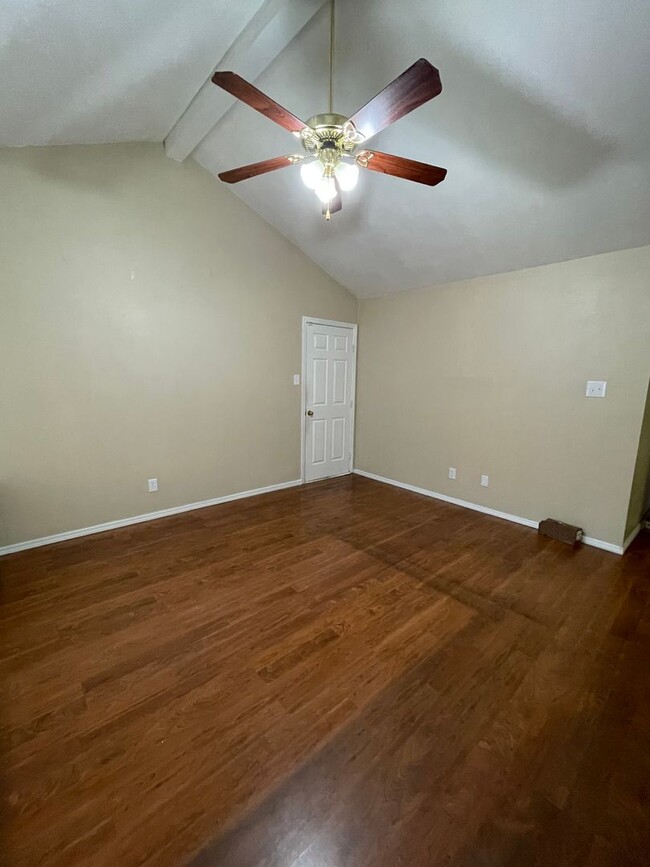 Building Photo - Comfortable Living: 3 Bed 2 Bath Home For ...