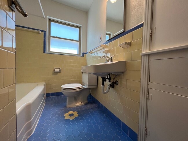 Building Photo - 2247 Branard St