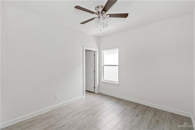 Building Photo - 1300 W Platinum Dr