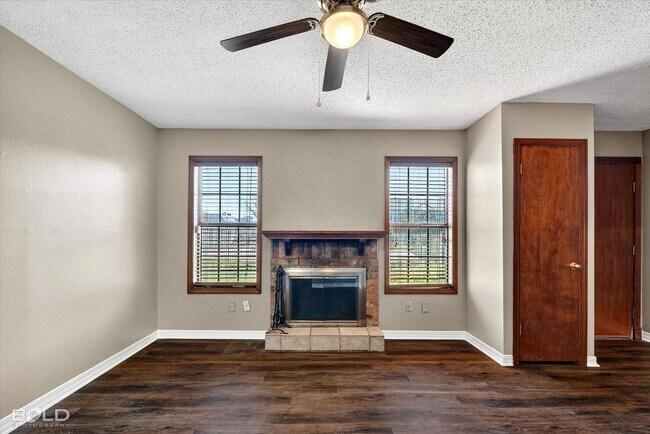 Building Photo - Harts Landing - Right next to the pool! One month half off rent!