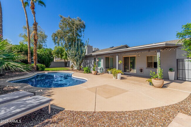 Building Photo - 9245 E Laurel Ln