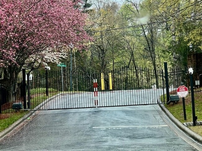 Building Photo - Charming 2 bed 2 bath condo with great water views in gated community in Charlotte on Lake Wylie!