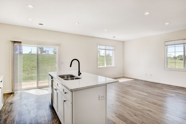 Building Photo - 3 Bedroom Town Home