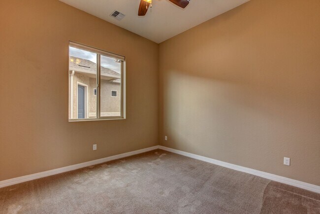 Building Photo - 3 Bed 2 Bath Home with 2.5 Car Garage for Rent in Granville!