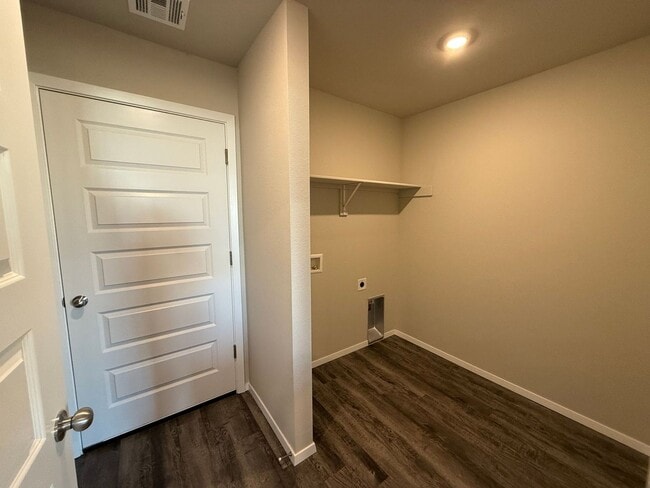 Building Photo - Welcome home to your 4 bed, 2 bath home in the desirable area of Broken Arrow, OK.