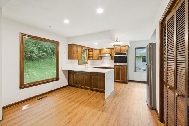 Building Photo - 1972 Sunnyside Dr