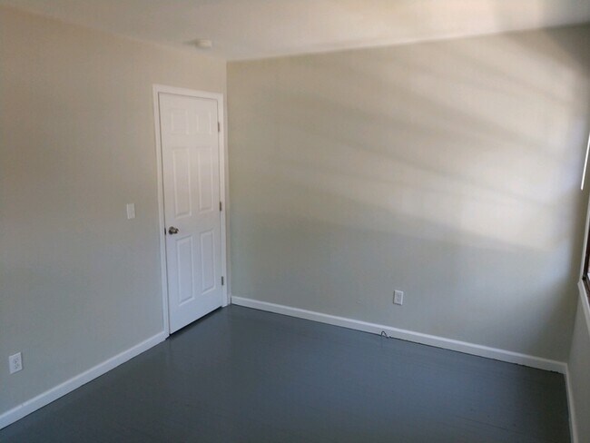 Building Photo - 4207 Dinglewood Ave