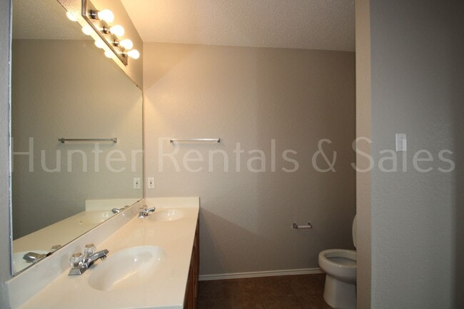 Building Photo - Close to Schools off of Chantz Drive!