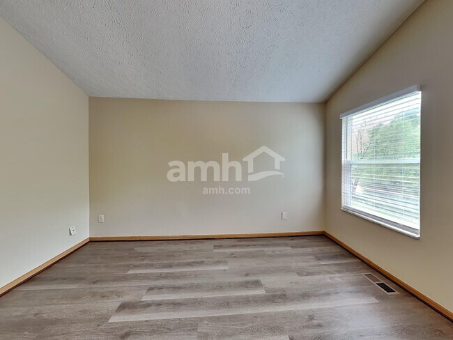 Building Photo - 3959 Highland Bluff Dr