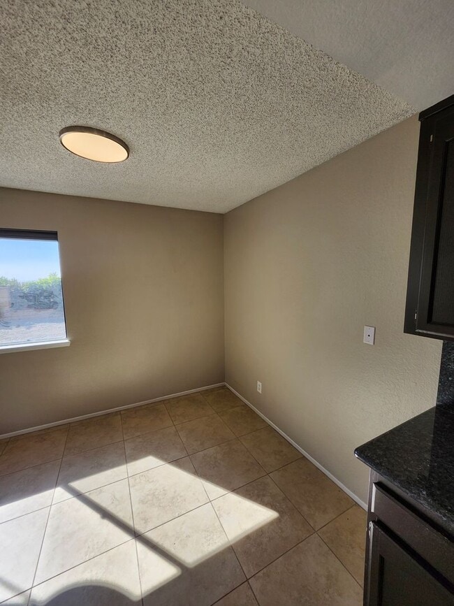 Building Photo - Charming Single-Story Home