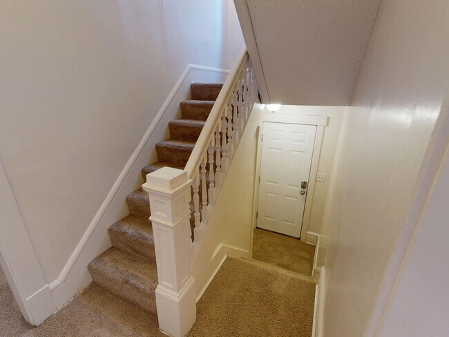 Building Photo - 166-168-168 E 11th Ave