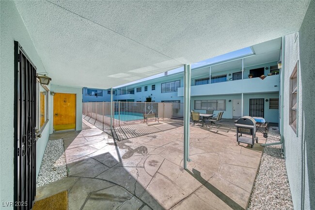 Building Photo - 1700 Rexford Dr