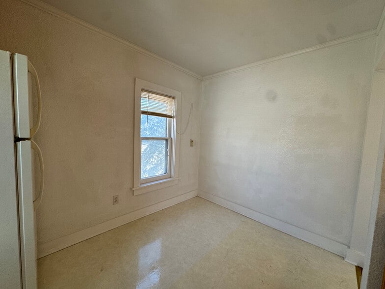 Building Photo - 326 E Vine St