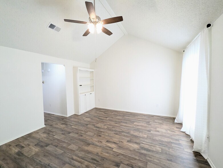 Building Photo - 402 Lee Dr