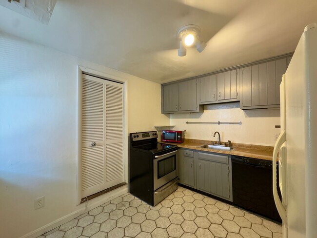 Building Photo - 678 Melvin Dr
