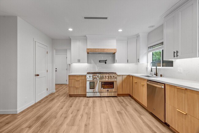 Building Photo - BEAUTIFULLY REMODELED, 5BD/4BA ENTERTAINER...