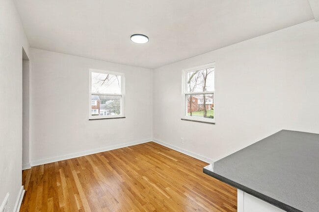 Building Photo - AVAILABLE JULY 1ST!! Don't miss this STUNNING 3 BEDROOM IN MCCANDLESS!!