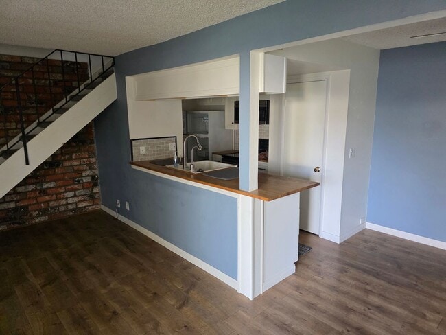 Building Photo - Lovely 2 bedroom condominium townhouse