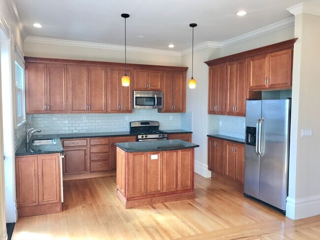 Building Photo - Handsome, Recently Renovated, 3BR/2BA Pac ...
