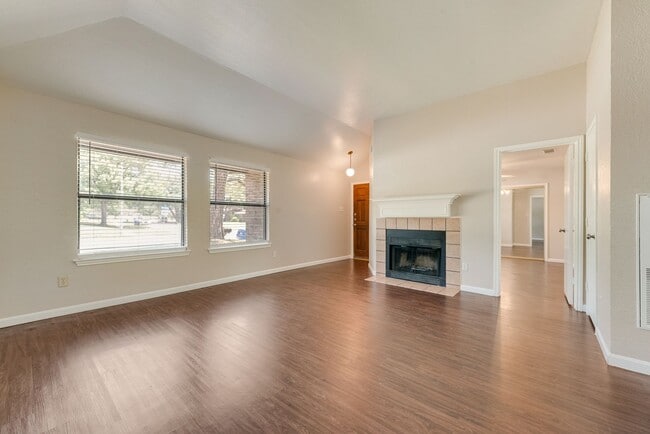 Building Photo - 208 E Denton Dr