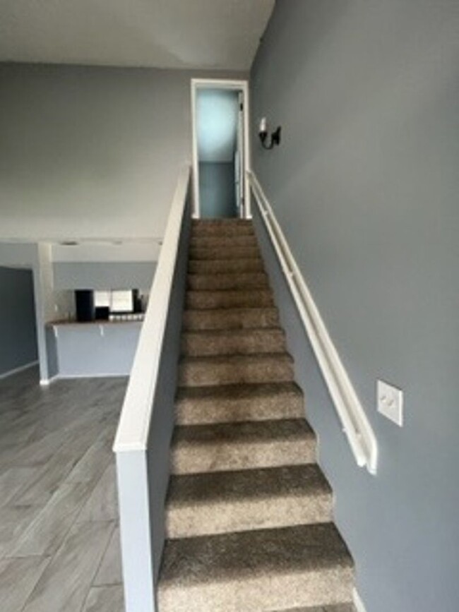 Building Photo - 2 Bed 2 Bath Townhome